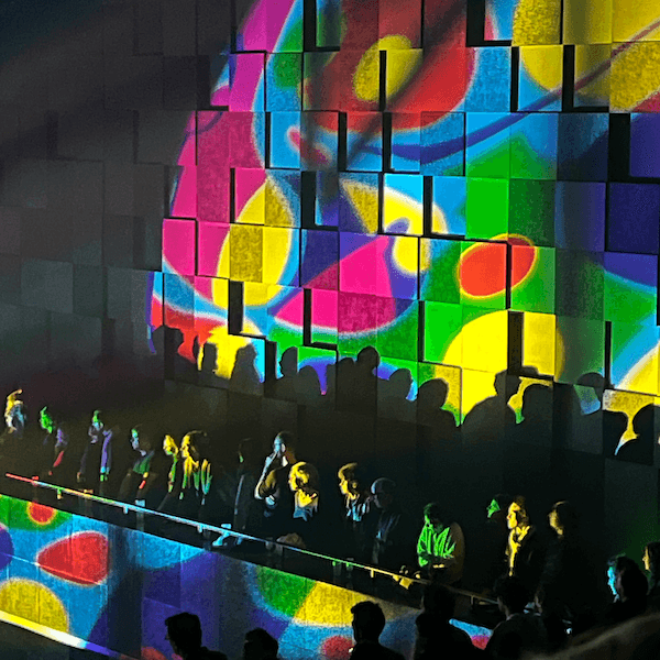 Photo d'un mur de la salle de concert Stéréolux, éclairé par un projecteur qui dessine un motif psychédélique